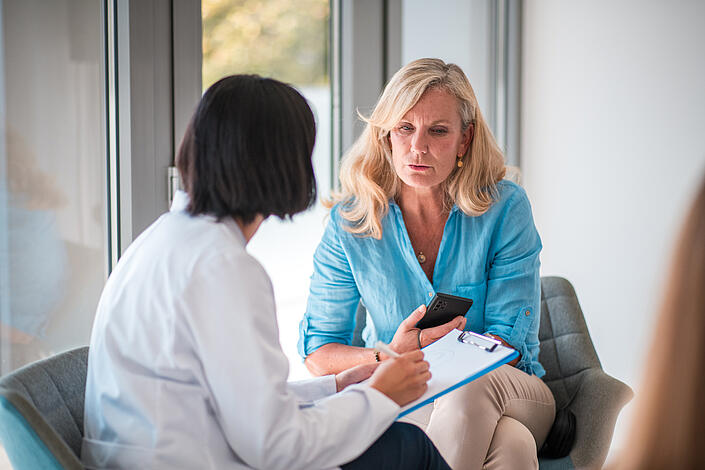 Ärztin im Gespräch mit einer Patientin